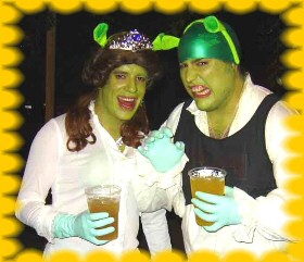 Shrek y Fiona no se han querido perder las fiestas de Caracenilla